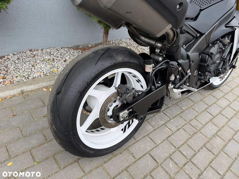 Yamaha R1 - 19