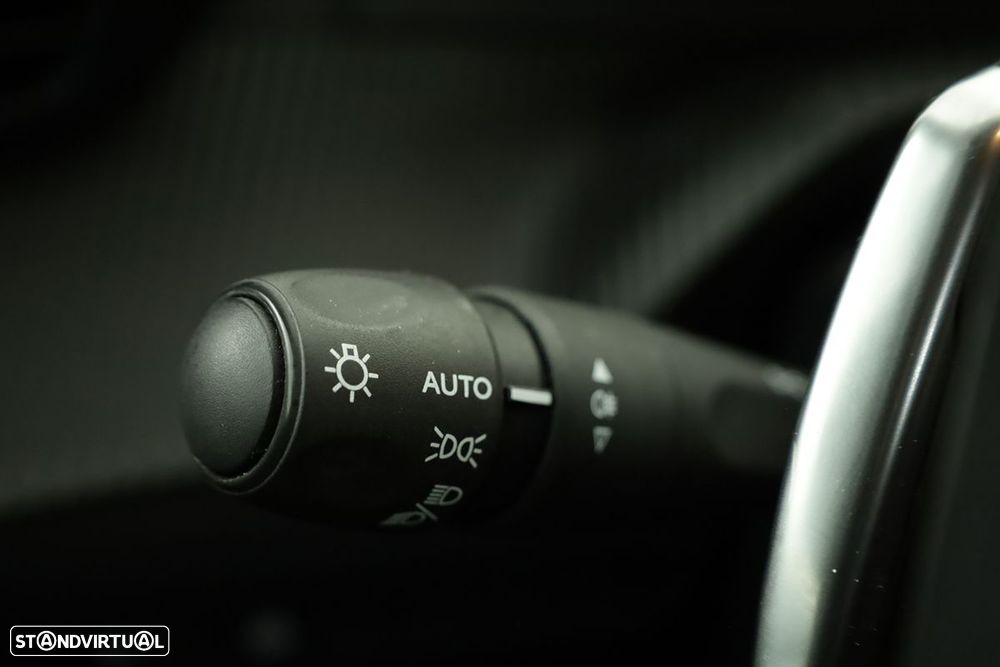 Peugeot 208 1.2 PureTech Allure EAT8 - 17