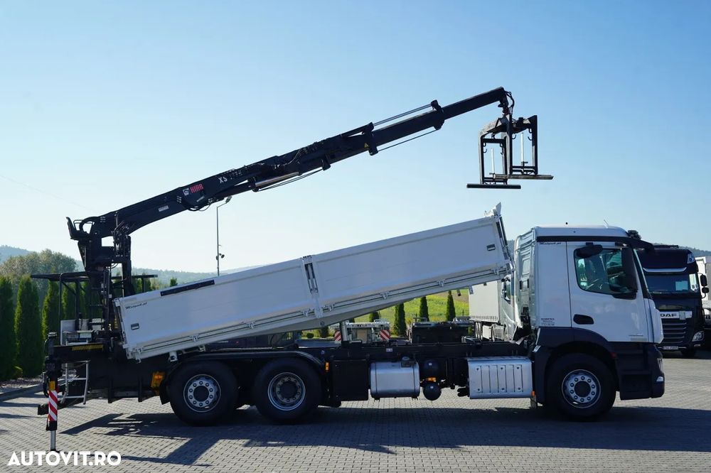 Mercedes-Benz AROCS 2536 / 6x2 / BASCULABILĂ PE 3 PĂRȚI - 6,6 M / MACARAUA HIAB 177 K PRO / CAPACITATE MAX. DE RIDICARE: 4.100 KG / RAZĂ MAX. DE ACȚIUNE: 11,0 M / ROTATOR / TELECOMANDĂ / TRANSMISIE AUTOMATĂ - 7