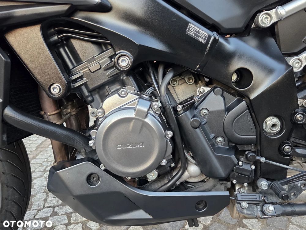 Suzuki GSX - 12
