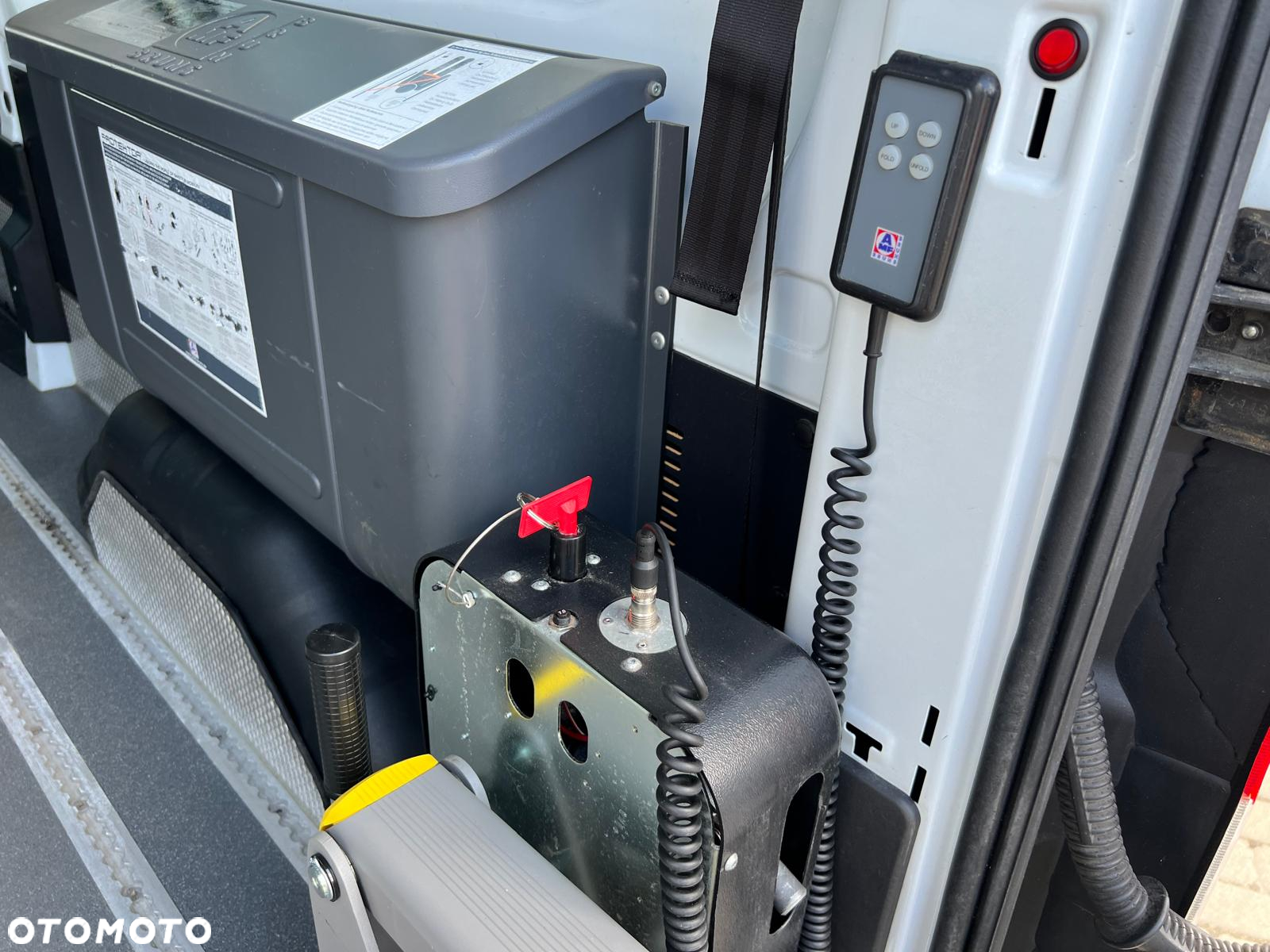 Ford Transit 9 osobowy dla niepełnosprawnych WINDA AMF - 23