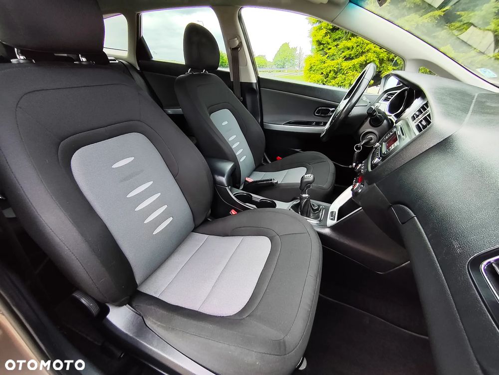 Kia Ceed 1.6 CRDi 128 Fifa World Cup Edition - 25