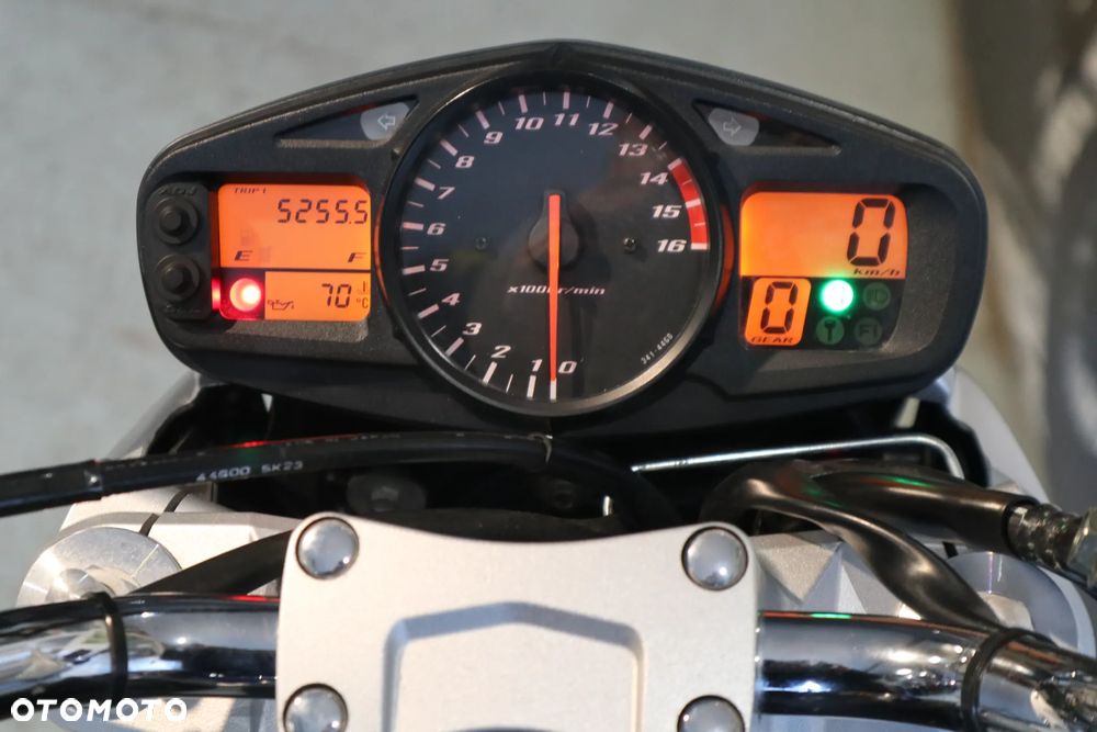 Suzuki GSR - 13