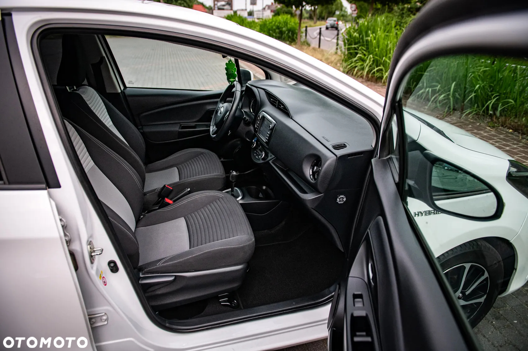 Toyota Yaris Hybrid 100 Premium EU6 - 23