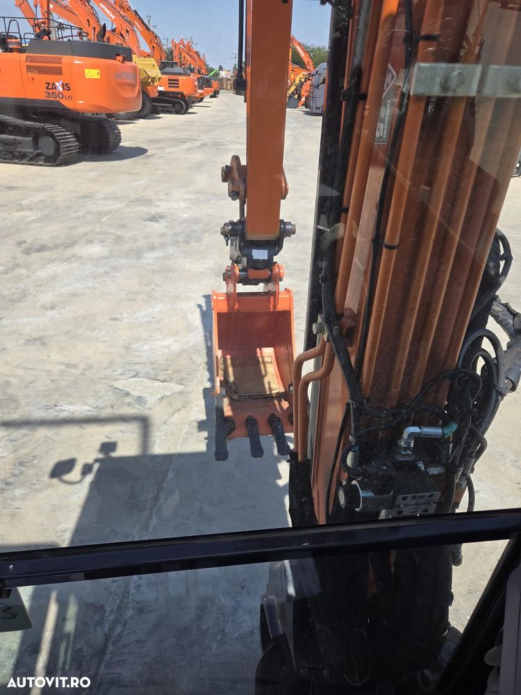 Hitachi ZX33U-6, 2023, 1.905 ore, Masa operationala 3,7 tone, CUPLA RAPIDA HIDRAULICA si 3 CUPE NOI, Lama nivelare, ad sapare 3,5m, latime 1,55m, aer conditionat, antifurt, inst picon, ridica 2,7t, posibil leasing 4 ani, PROMOTIE 36.900 EUR+Tva - 32