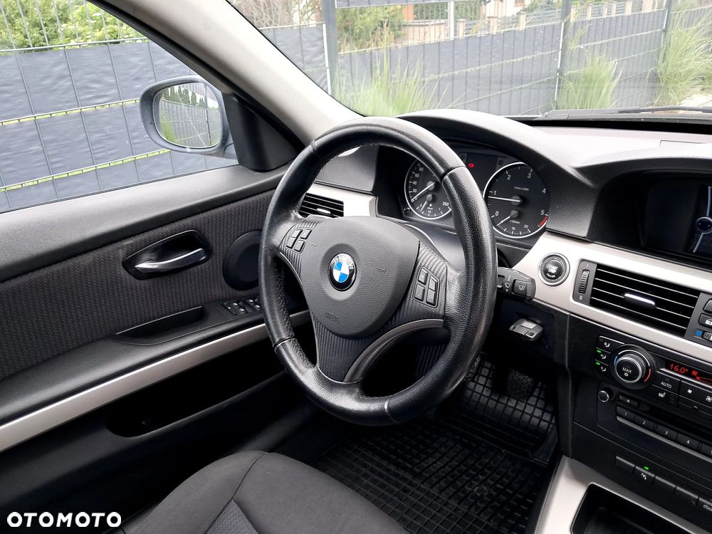 BMW Seria 3 318d DPF Edition Sport - 24