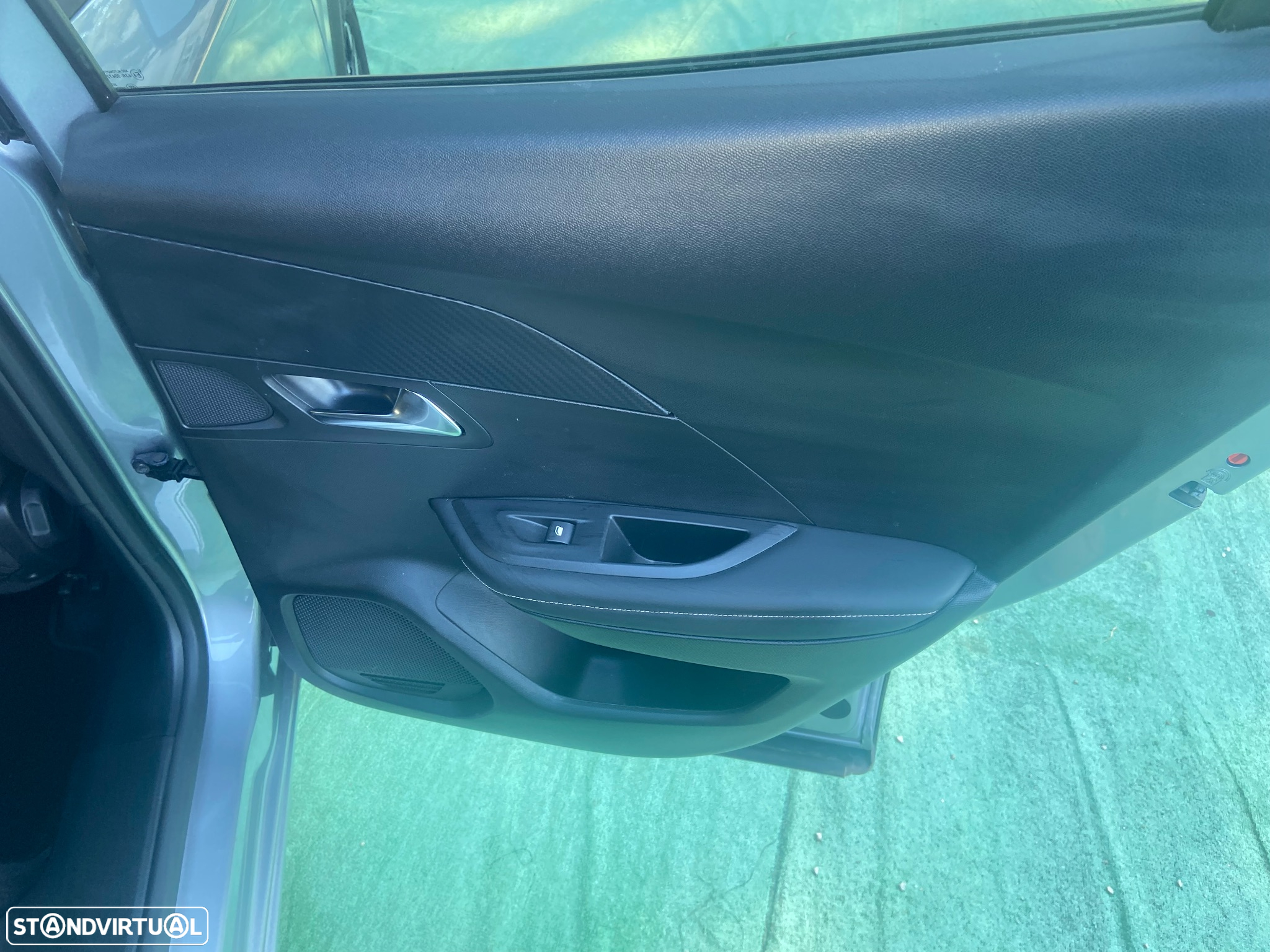 Peugeot 2008 1.2 PureTech Allure EAT8 - 21