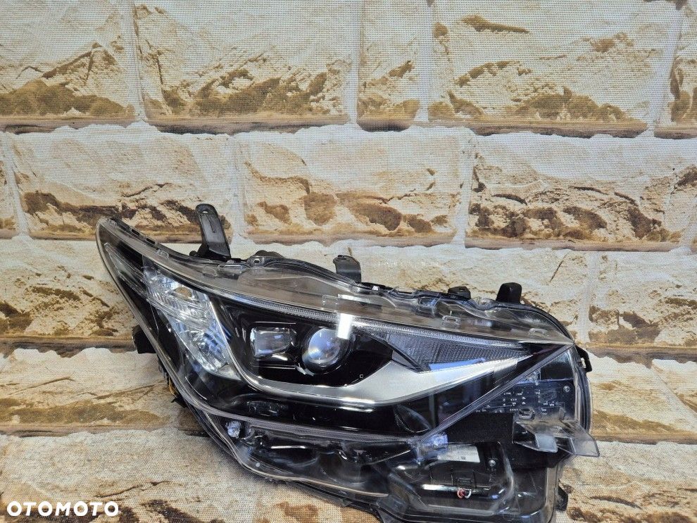 Reflektor strona prawa Toyota Auris II E180 full led lift