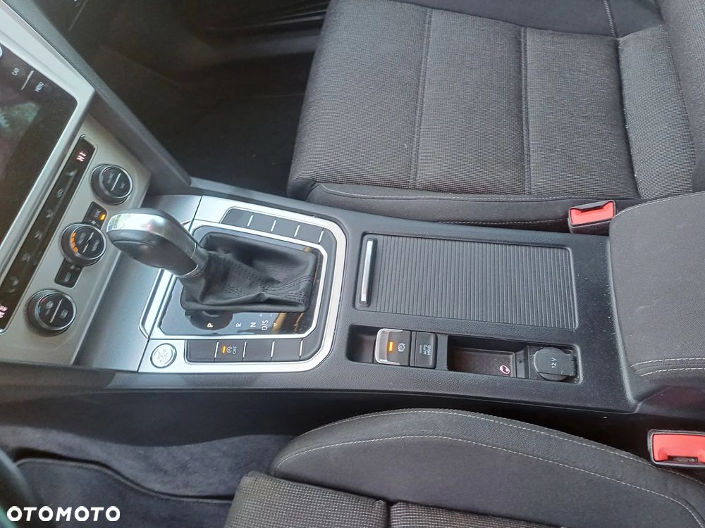 Volkswagen Passat 2.0 TDI SCR DSG Comfortline - 22