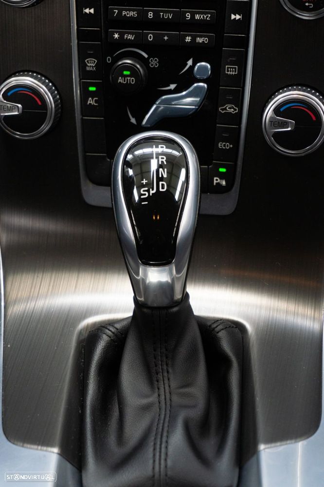Volvo V60 2.0 D4 Momentum Geartronic - 27