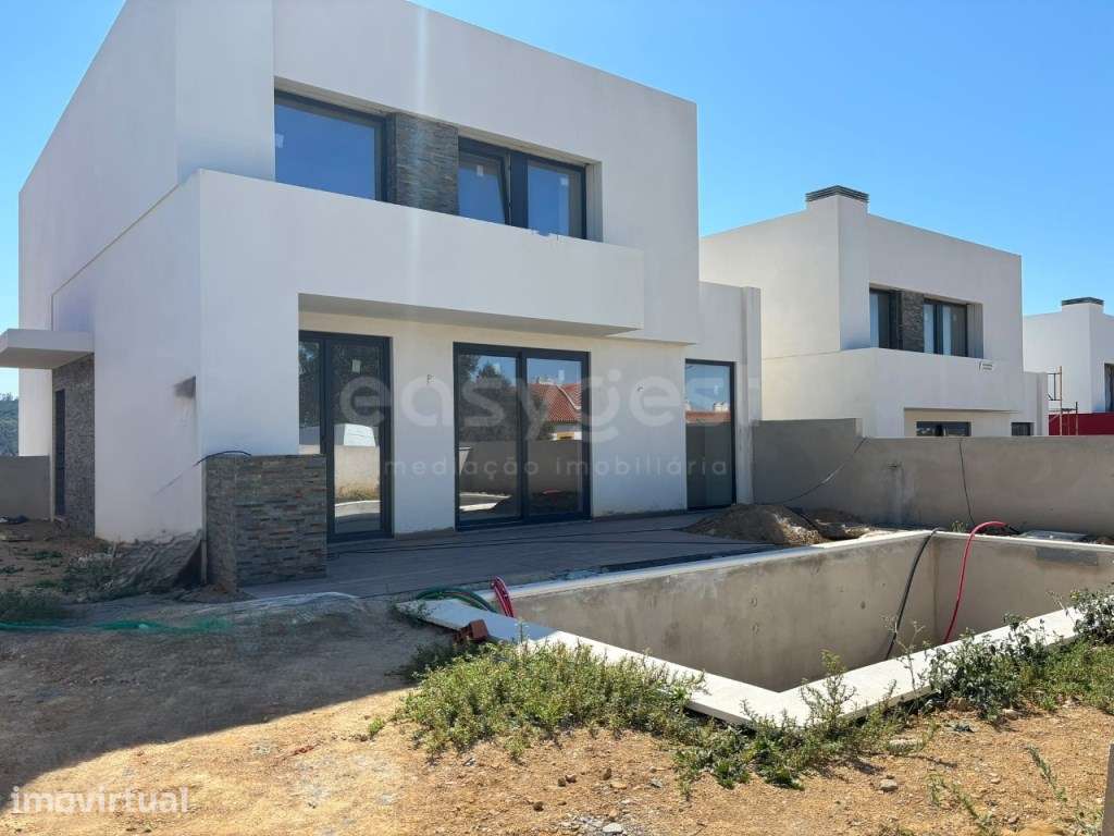 Moradia T4 em Condomínio Fechado, em construção, com garagem e jardim.