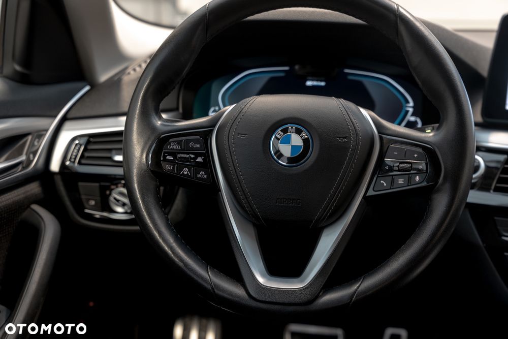 BMW Seria 5 530e xDrive Luxury Line sport - 32