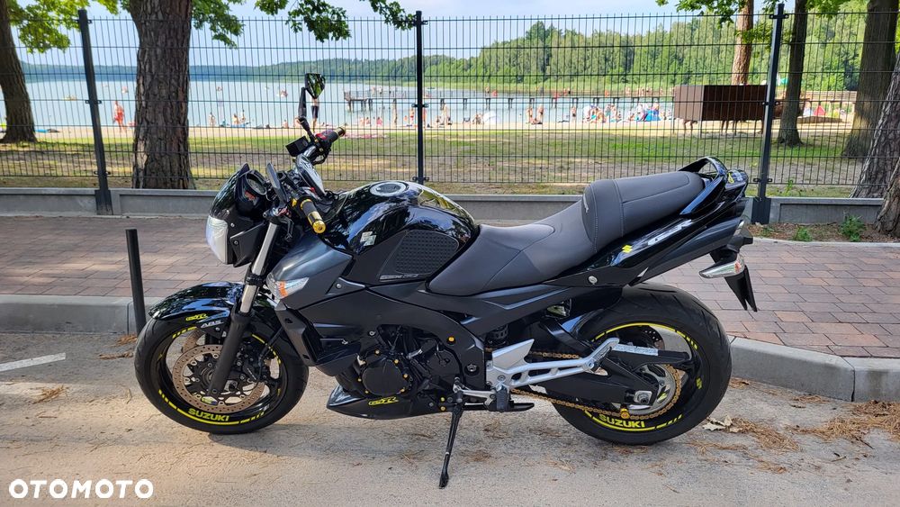 Suzuki GSR - 1