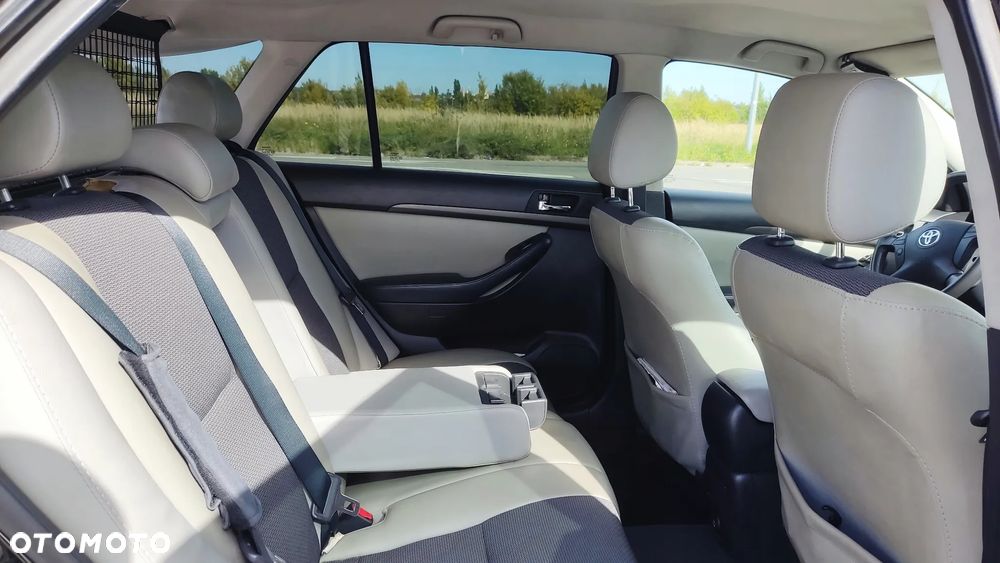 Toyota Avensis 1.8 VVT-i Combi Sol - 8