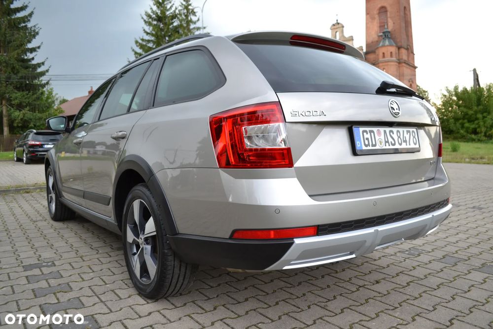 Skoda Octavia Combi 2.0 TDI 4x4 DSG Scout - 12