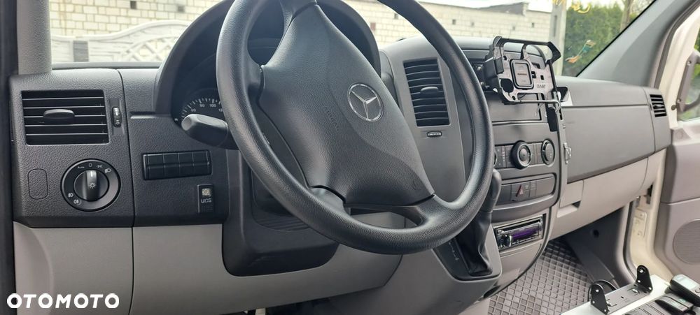 Mercedes-Benz 519 - 27