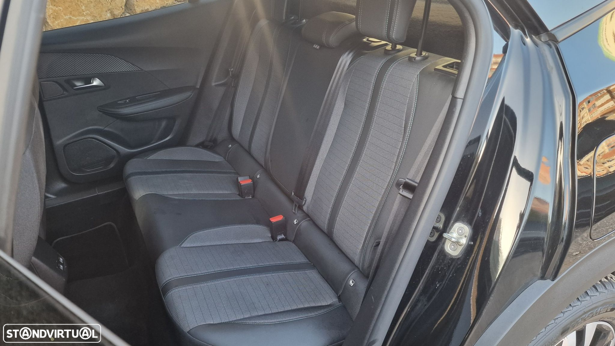 Peugeot 2008 1.5 BlueHDi Allure EAT8 - 33