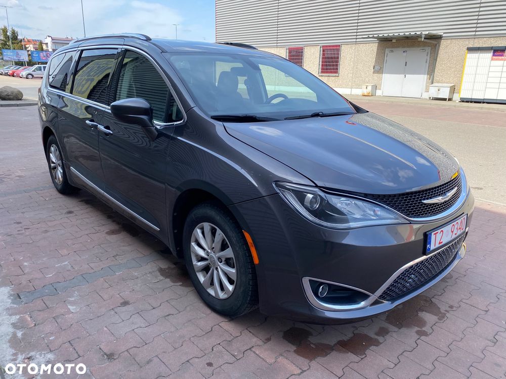 Chrysler Pacifica - 11
