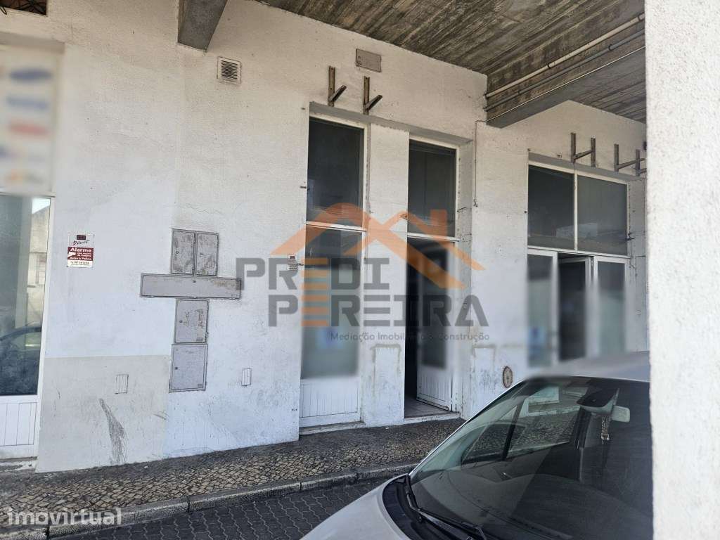 Situada na Póvoa de Santo Adrião, Odivelas, loja/armazém com 73.80 m². - Grande imagem: 2/5