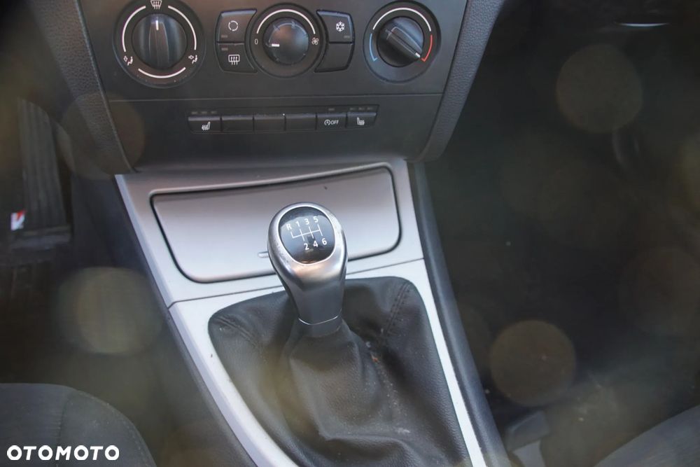 Auto na części - BMW E87 116D Lift 2.0 D 116 KM N47D20 GS6-17DG A52 2010R Silnik Skrzynia Drzwi Błotnik Zderzak Klapa Lampa Klamka Szyba Lusterko Deska Kokpit Sterownik Moduł Czujnik Licznik Panel Kierownica - 13