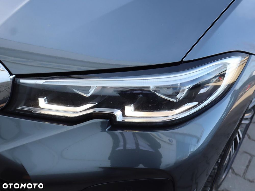 BMW Seria 3 330e M Sport sport - 23