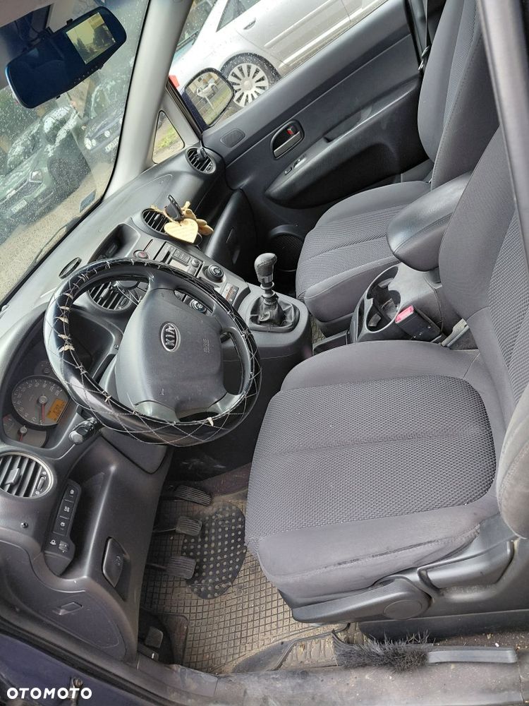 Kia Carens - 4