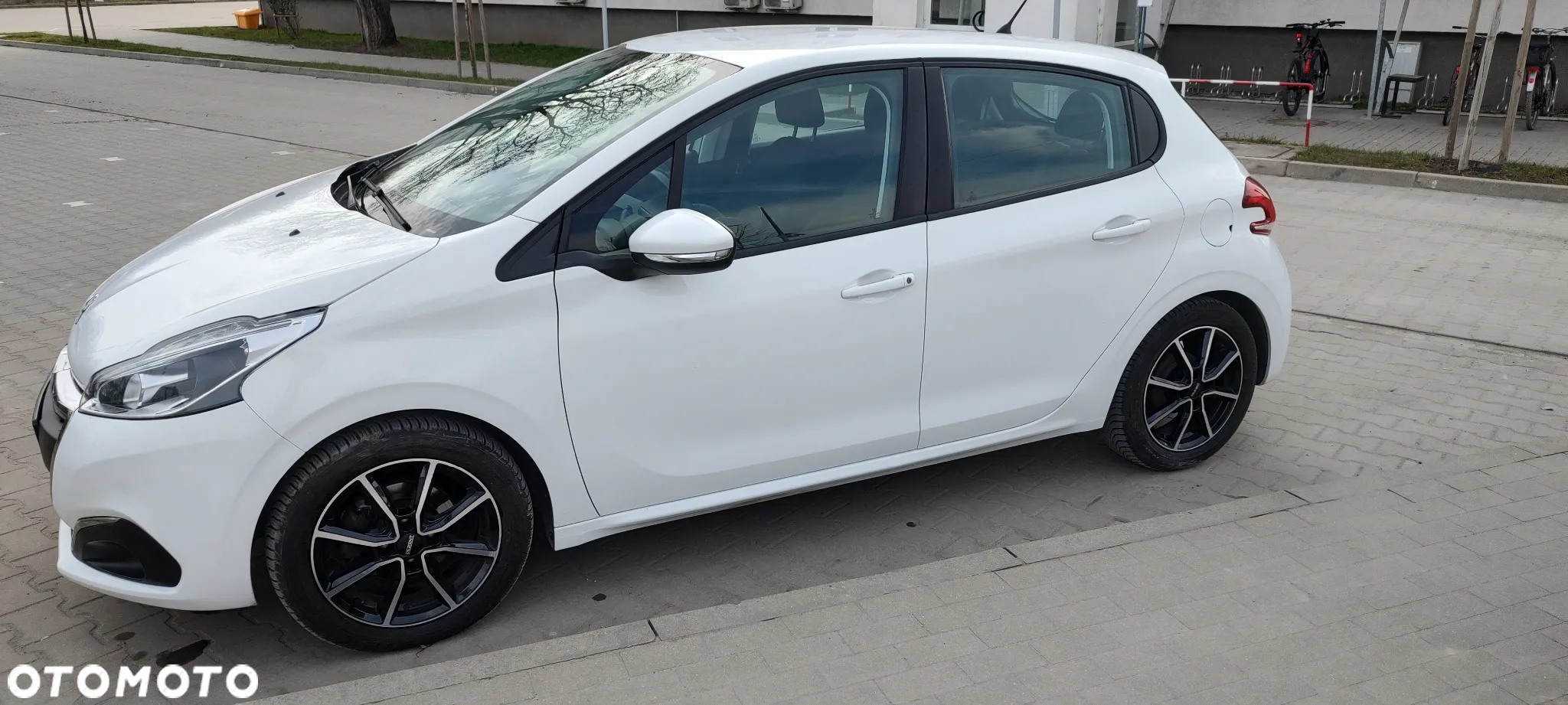 Peugeot 208 1.2 PureTech Allure - 8