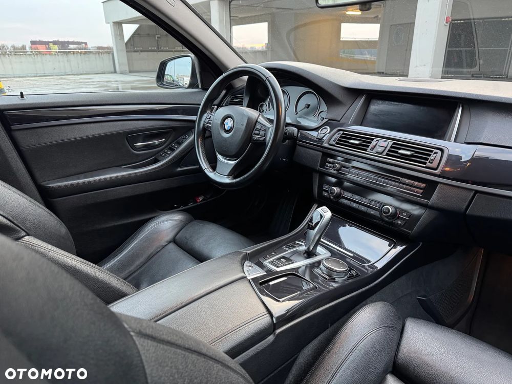 BMW Seria 5 525d xDrive - 11