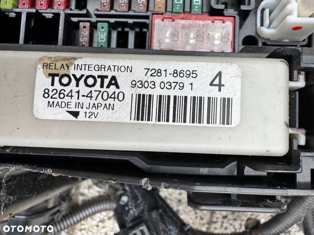 TOYOTA PRIUS III SKRZYNKA BEZPIECZNIKOW 82641-47040 7281-8695 - 2
