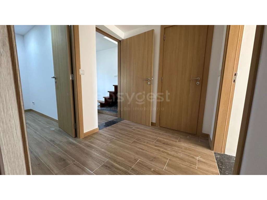 Moradia Bi familiar totalmente remodelada e a estrear, localizada e... - Grande imagem: 4/18