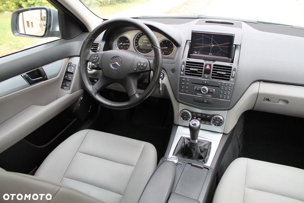 Mercedes-Benz Klasa C 220 CDI DPF Avantgarde - 23