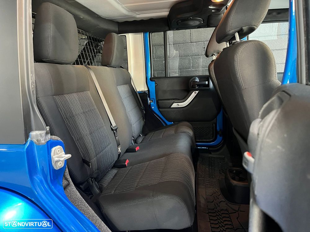 Jeep Wrangler Unlimited 2.8 CRD DPF Auto Sport - 12