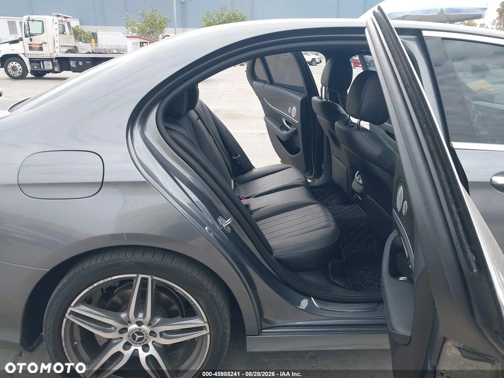 Mercedes-Benz Klasa E 300 9G-TRONIC AMG Line - 13
