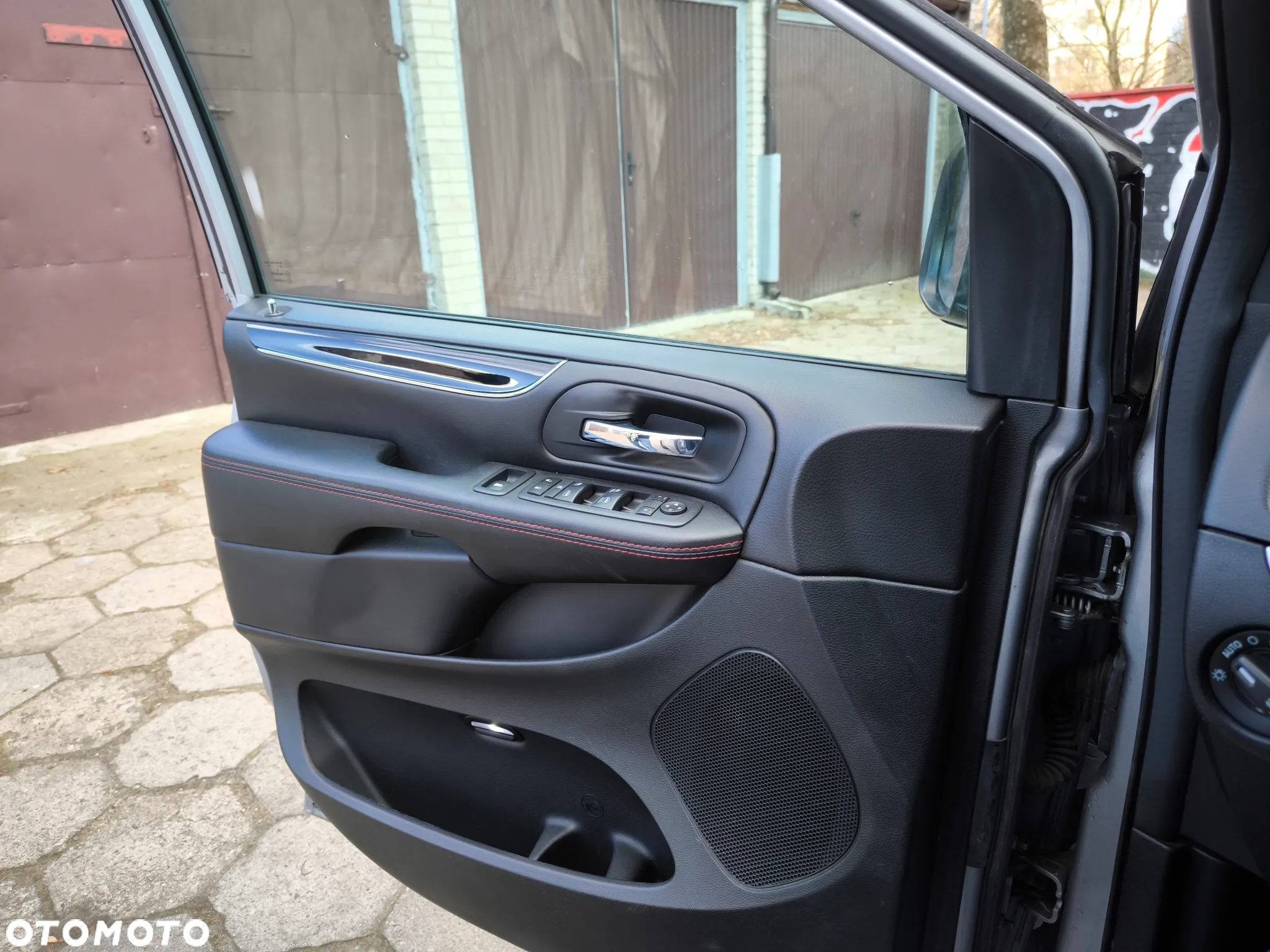 Dodge Grand Caravan - 12