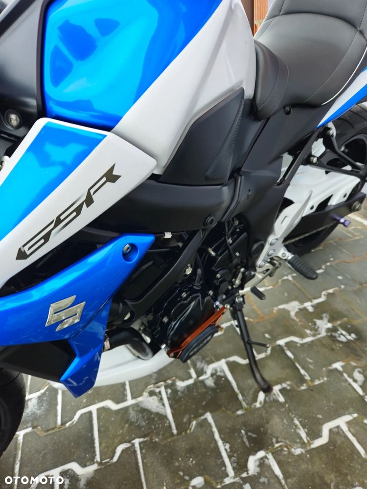 Suzuki GSR - 14