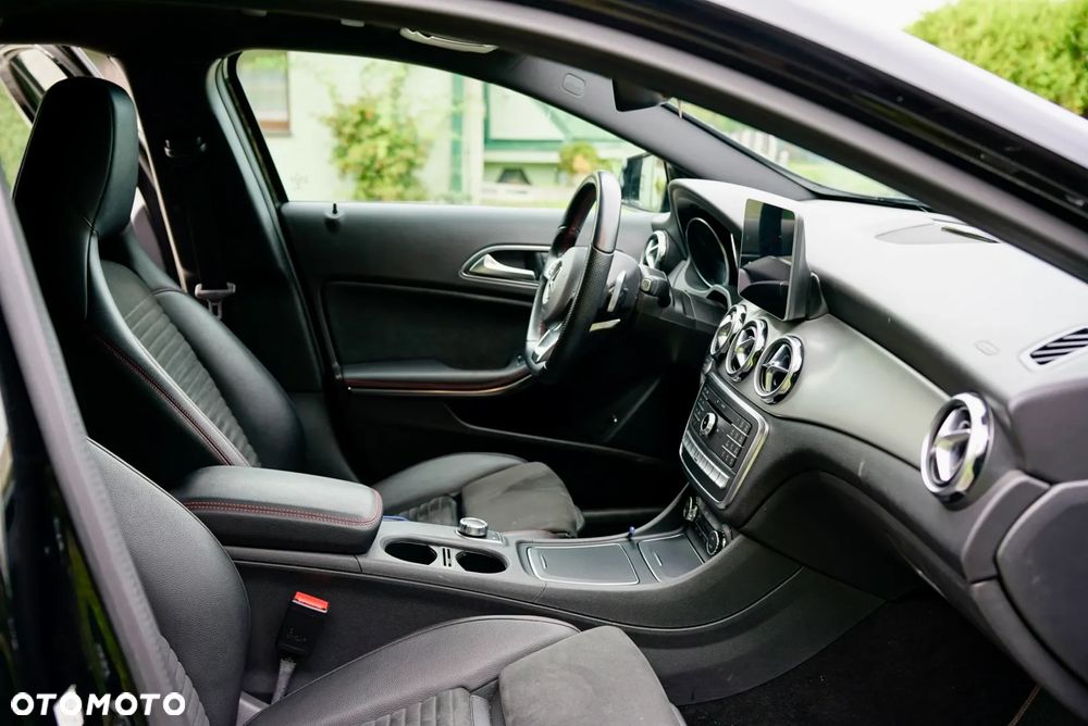 Mercedes-Benz GLA 220 4-Matic AMG Line - 10