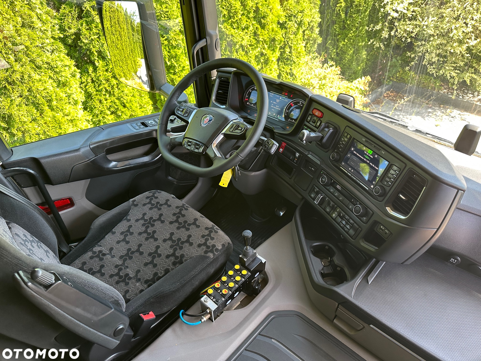 Scania / G450 / 6X2 / HAKOWIEC / HYVA 22.60.SK  / Oś-SKRĘTNA-PODNOSZONA / - 25