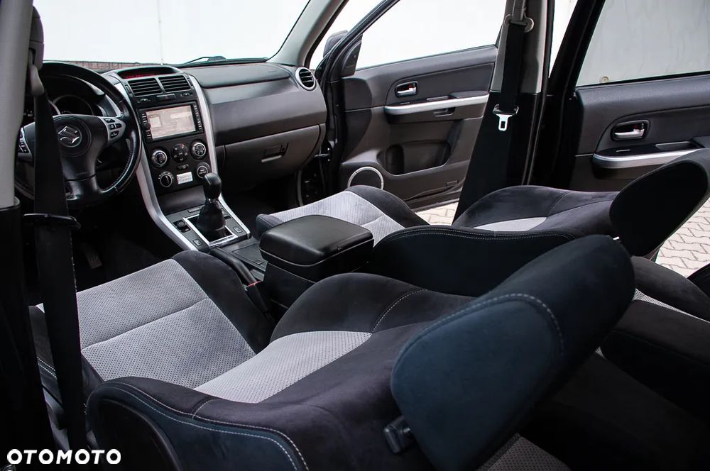 Suzuki Grand Vitara 2.0 Comfort Limited - 25