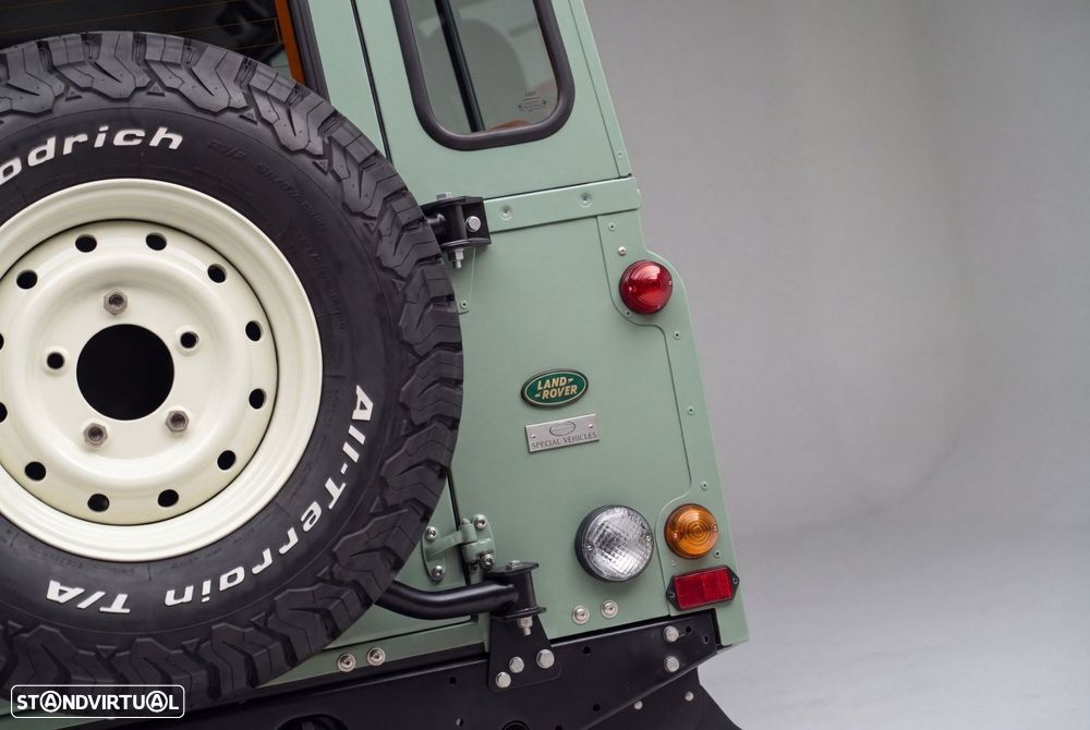 Land Rover Defender - 40