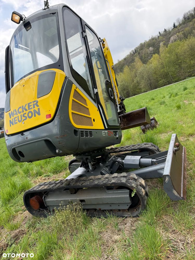 Wacker Neuson ET24 Koparka Gąsienicowa 2,6 tony. z VDS. 2021rok- 2300 Mtg Poziomowanie VDS silnik Yanmar. Maszyna Pochodzi z Norweskiej szkółki roślinnej. 2x drzwi ORYGINAŁ. Jak Nowa z salonu zero luzów i wycieków. Aktualna DEKRA. 2x oryginalna Łyżka. Szybka wolna jazda. Dodatkowe Linie Hydrauliczne na młot i wiertnice. Zaczep kulka na lemieszu. OKAZJA - 5