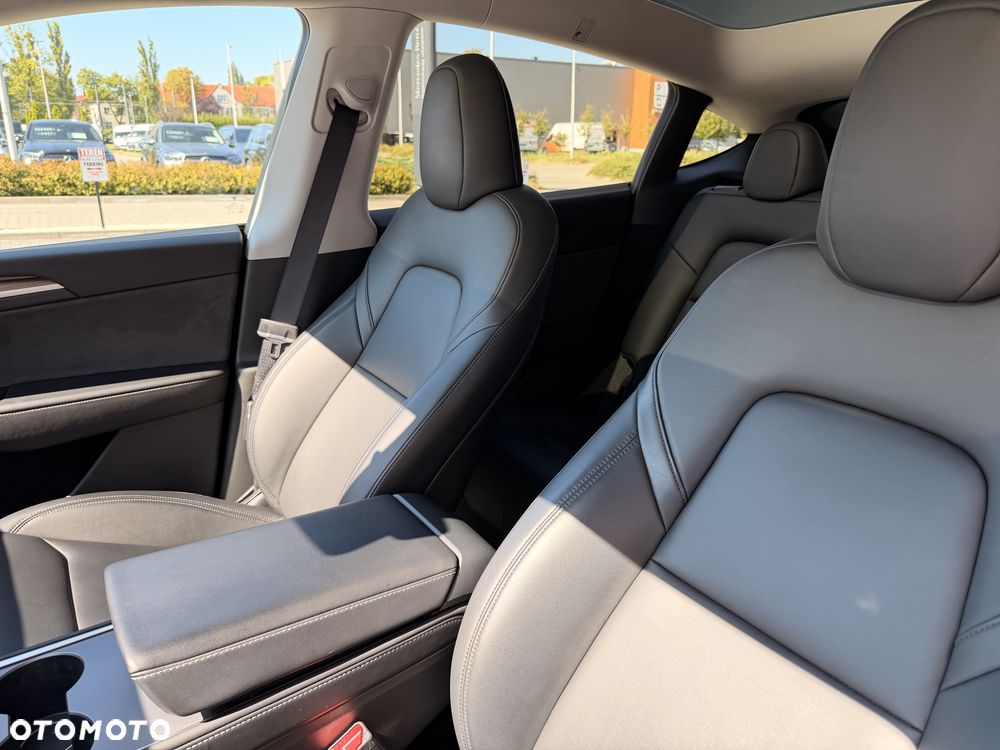 Tesla Model Y Long Range AWD - 7
