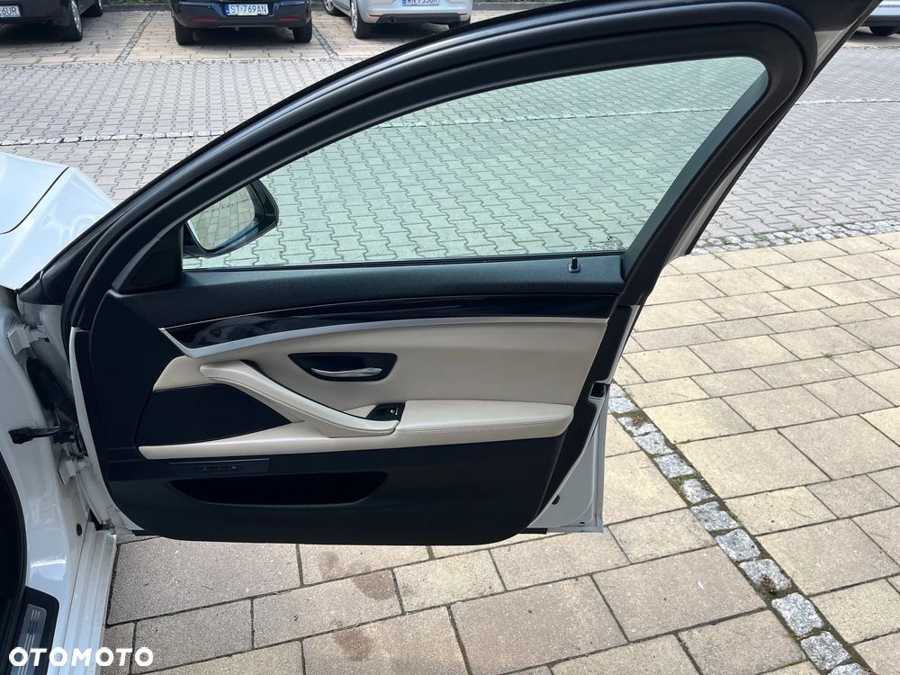 BMW Seria 5 525d xDrive - 15