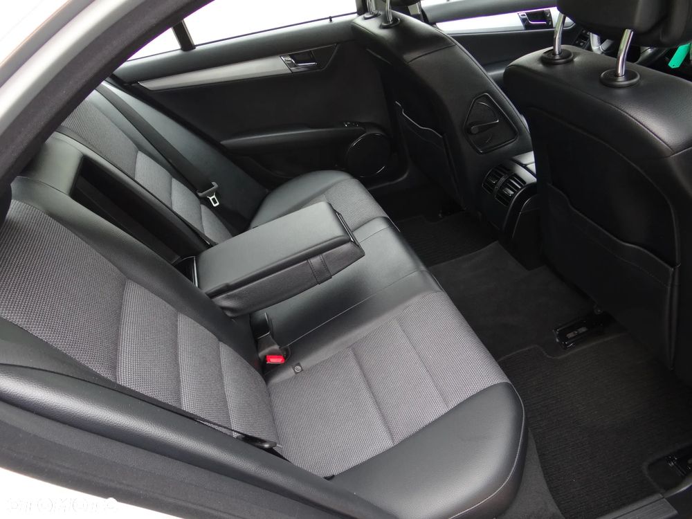 Mercedes-Benz Klasa C 180 BlueEFFICIENCY 7G-TRONIC Avantgarde - 27