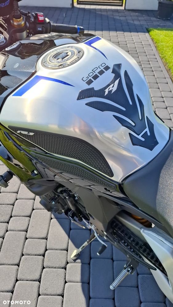Yamaha R1 - 10