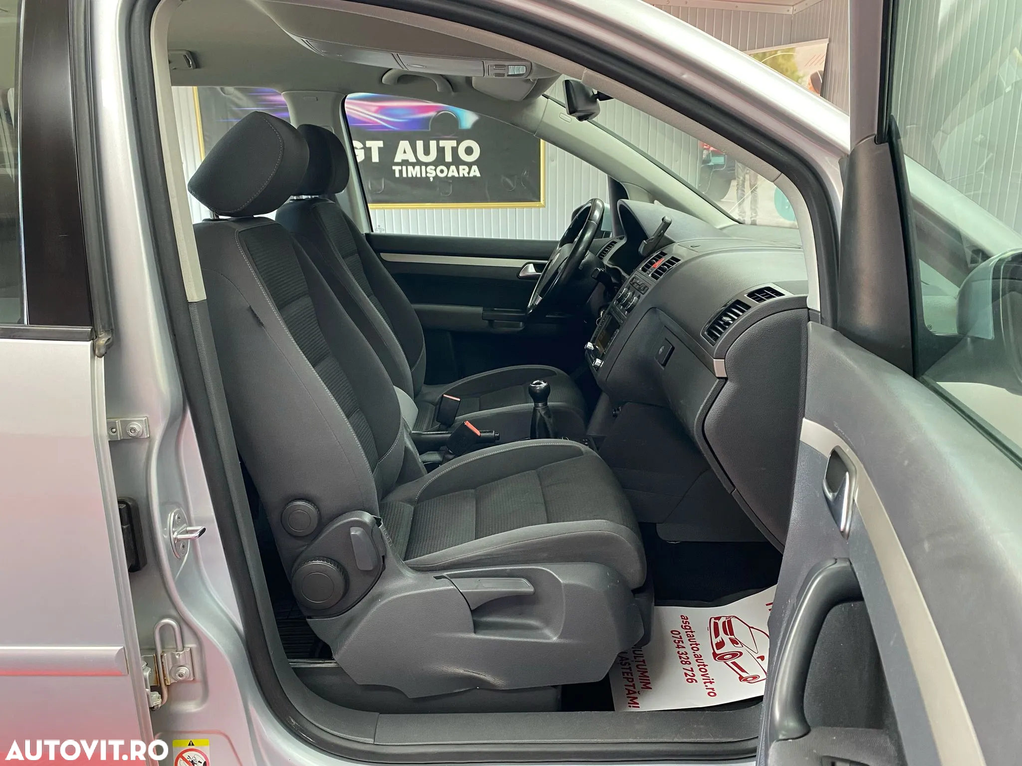 Volkswagen Touran - 12
