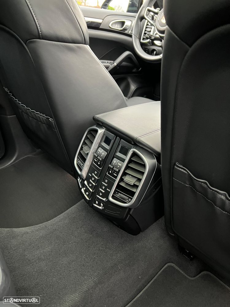 Porsche Cayenne Turbo S - 11