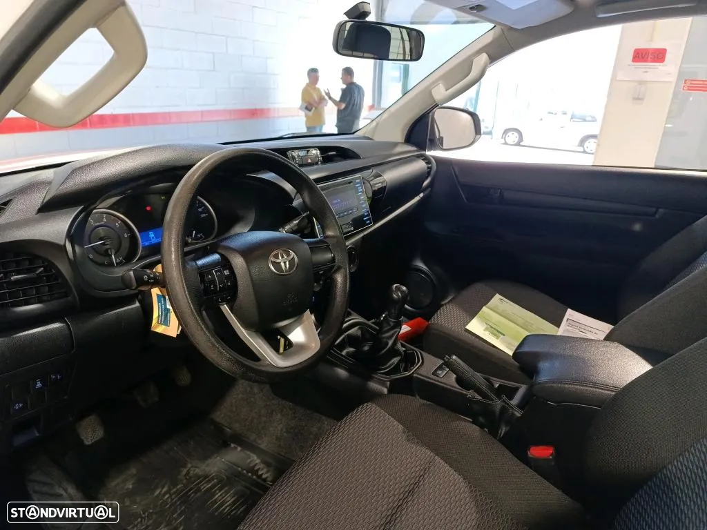 Toyota Hilux 2.4 D-4D 2WD CE - 11