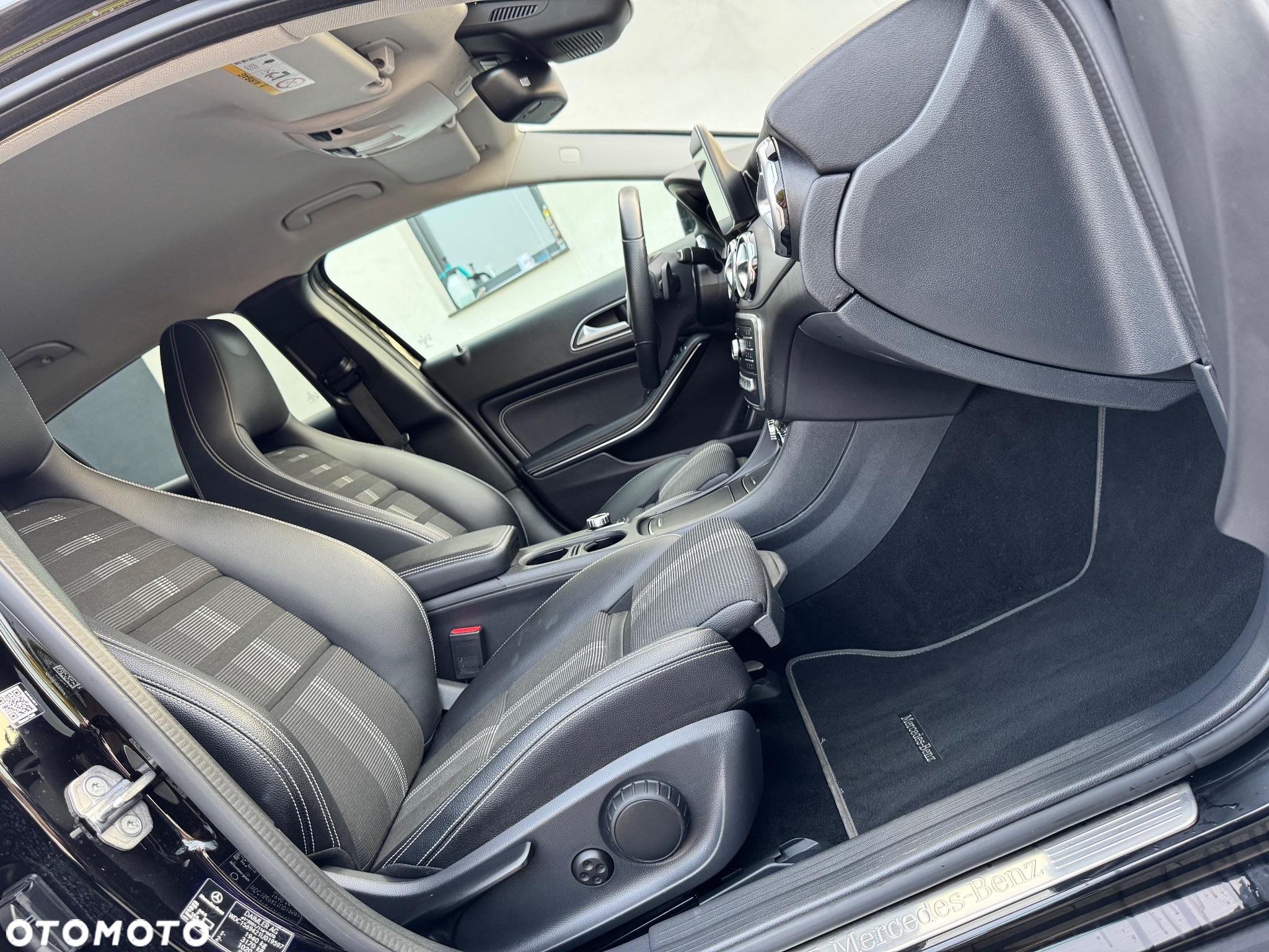 Mercedes-Benz GLA 180 7G-DCT UrbanStyle Edition - 30