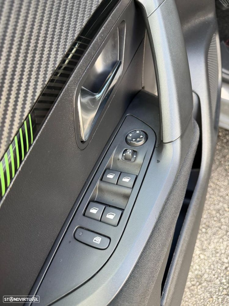 Peugeot 2008 1.2 PureTech Style - 17