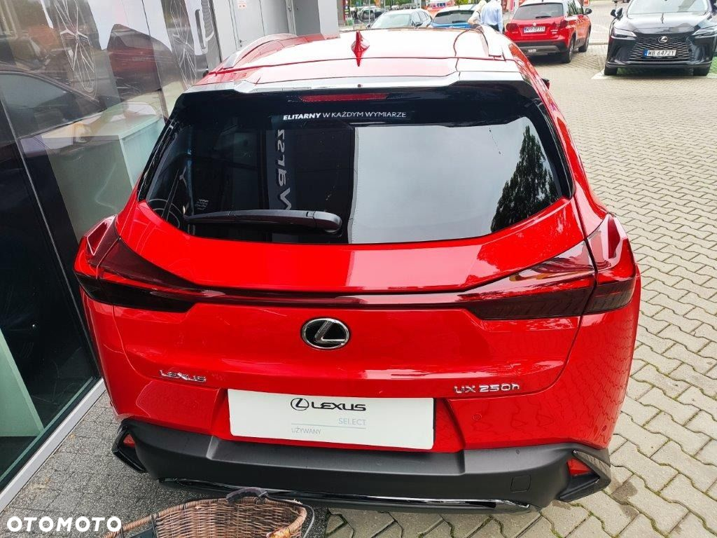 Lexus UX - 4